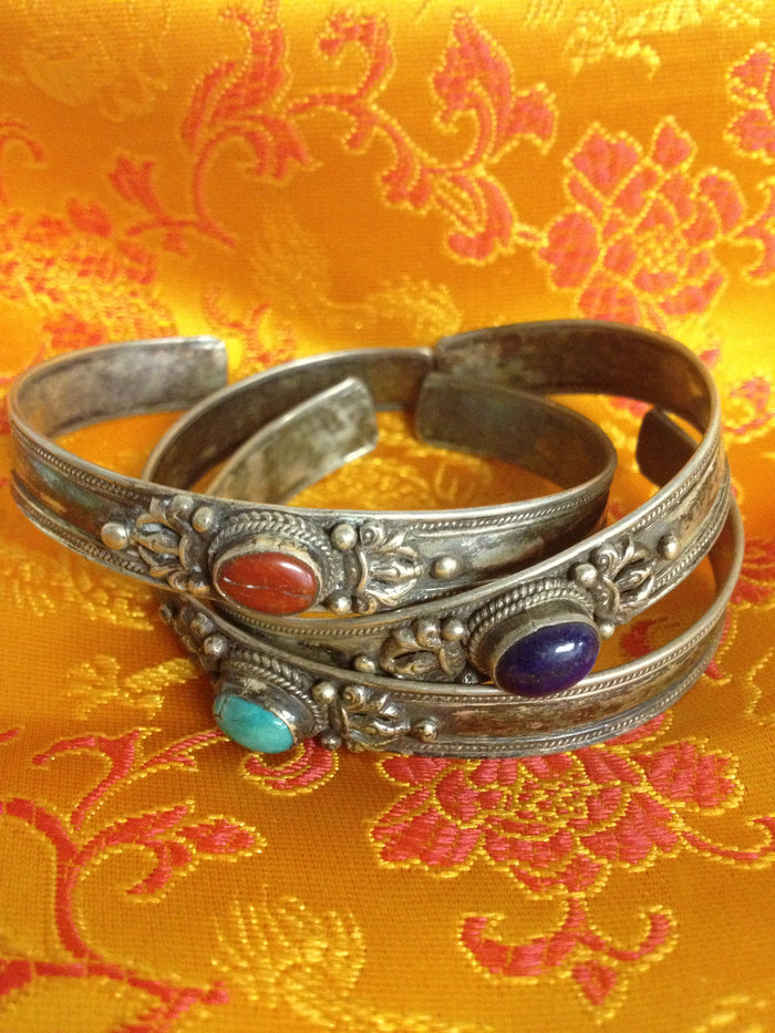 silver bracelet w/ vajra and stone - 3/8"